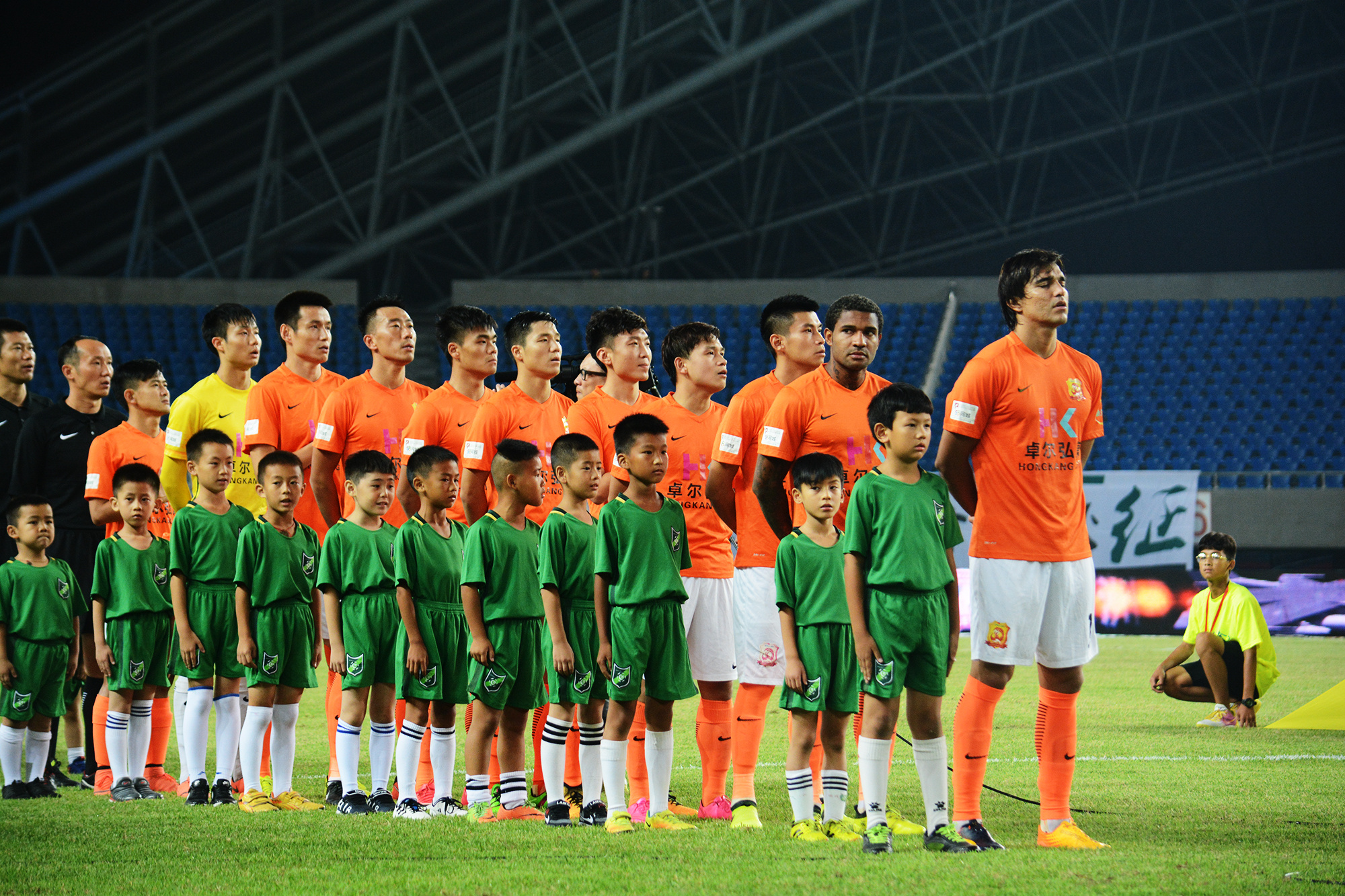 武汉卓尔主场战平广州富力,暂居中游 武汉卓尔主场战平广州富力,暂居中游