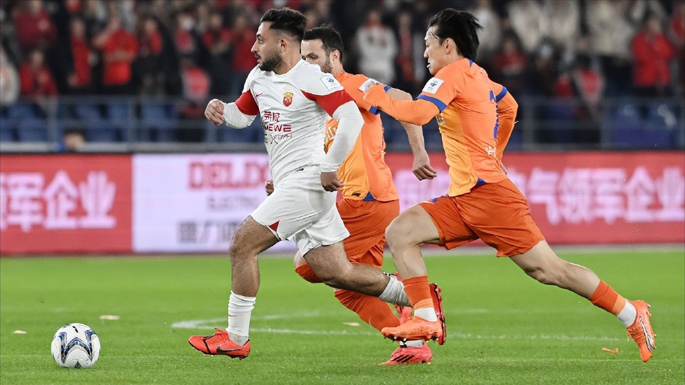 上港客场力克鲁能,赢得关键比赛胜利 上港客场力克鲁能,赢得关键比赛胜利