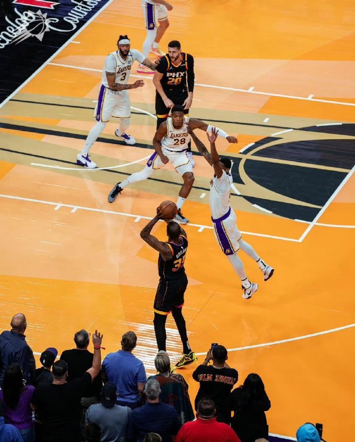 马刺主场大胜湖人,重回西部前四 马刺主场大胜湖人,重回西部前四