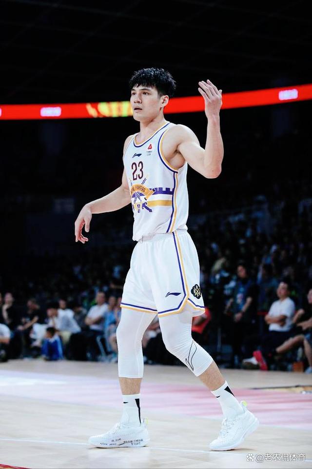 前锋独中两元,成为球队救世主 前锋独中两元,成为球队救世主