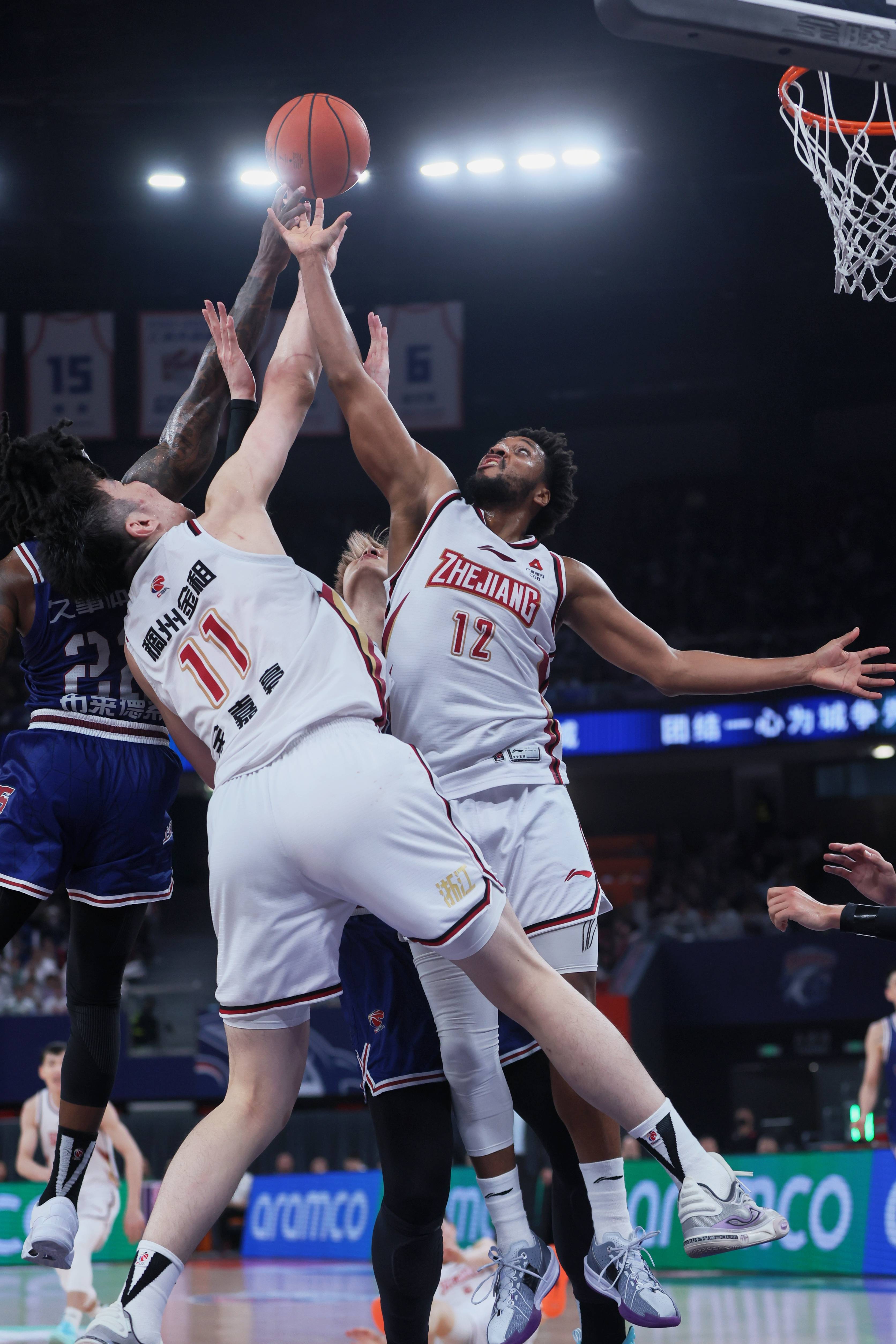 上海男篮主场告捷,击败浙江队 上海男篮主场告捷,击败浙江队