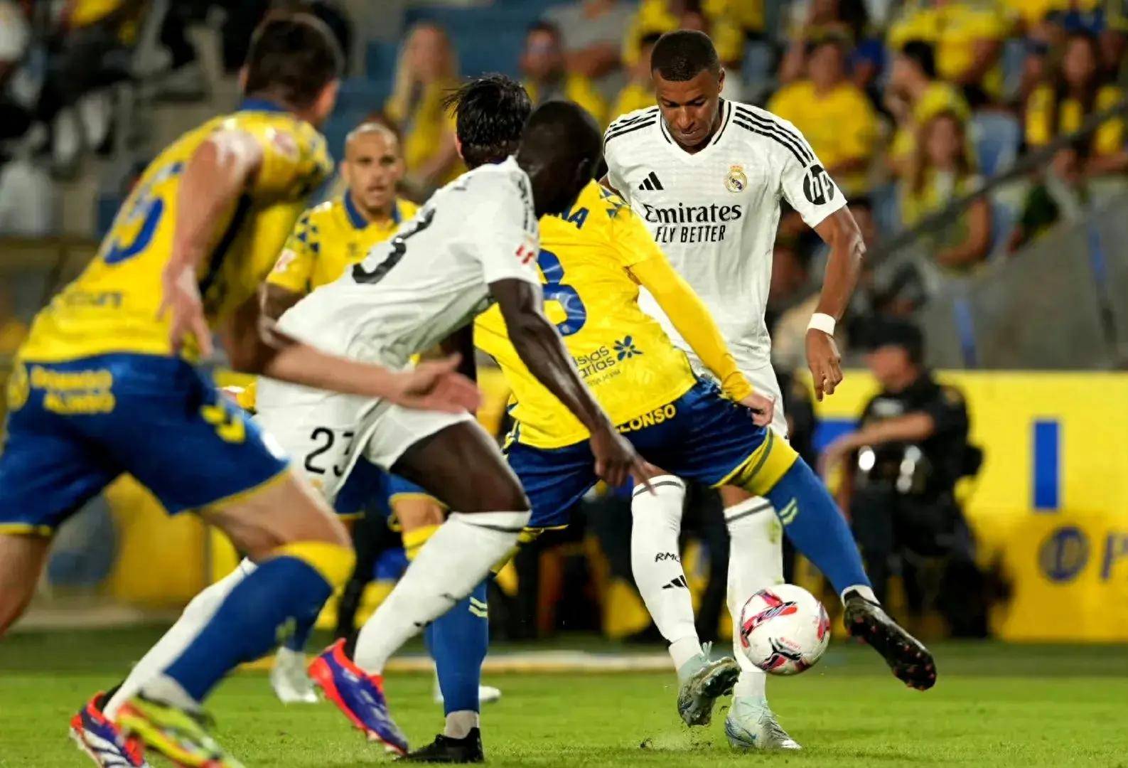 防守坚若磐石!球队铁桶般封堵对手攻势 防守坚若磐石!球队铁桶般封堵对手攻势