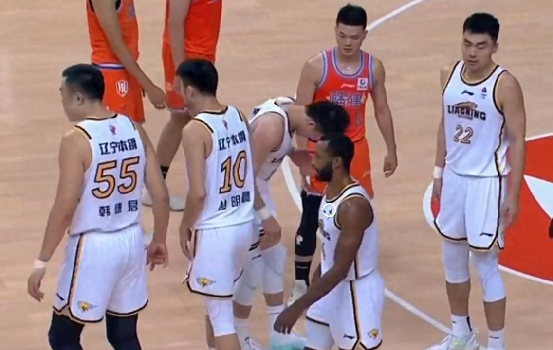 吉林男篮不敌辽宁队,遭遇连败 吉林男篮不敌辽宁队,遭遇连败
