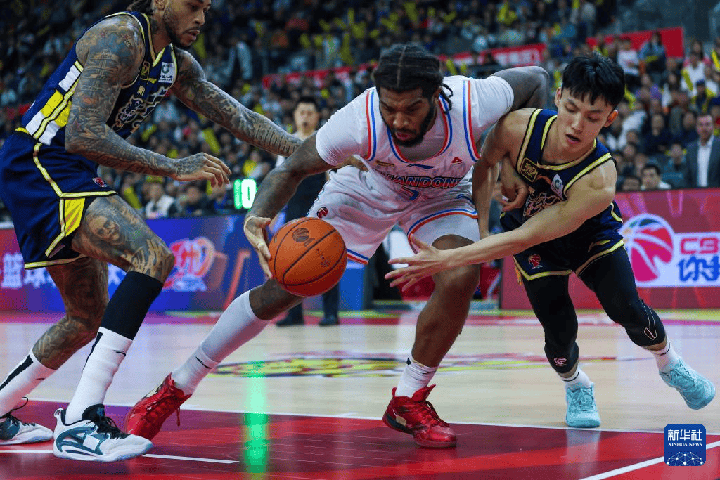 CBA比赛场上球员互相拼抢,搏击残酷竞争 CBA比赛场上球员互相拼抢,搏击残酷竞争