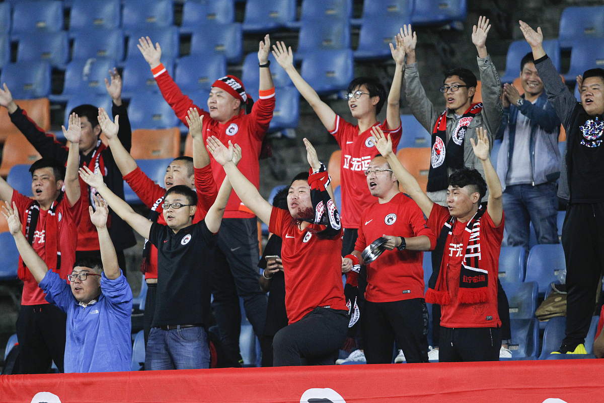 球队备战有方,比赛中严阵以待迎接挑战 球队备战有方,比赛中严阵以待迎接挑战