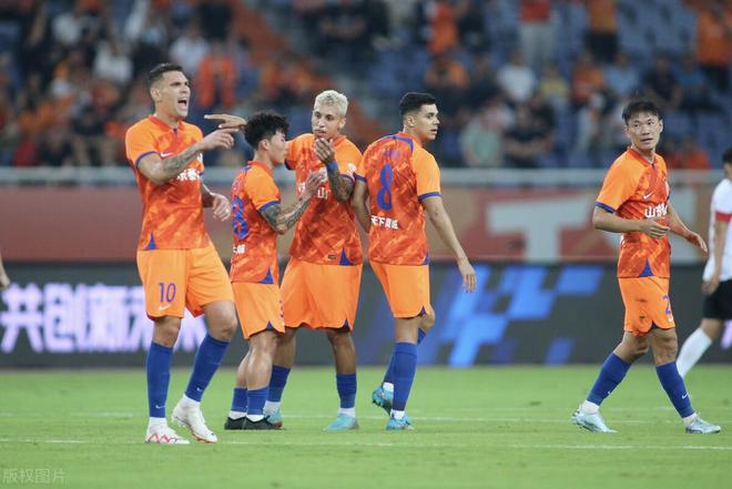 锋线猛将大放异彩,助球队夺得胜利! 锋线猛将大放异彩,助球队夺得胜利!