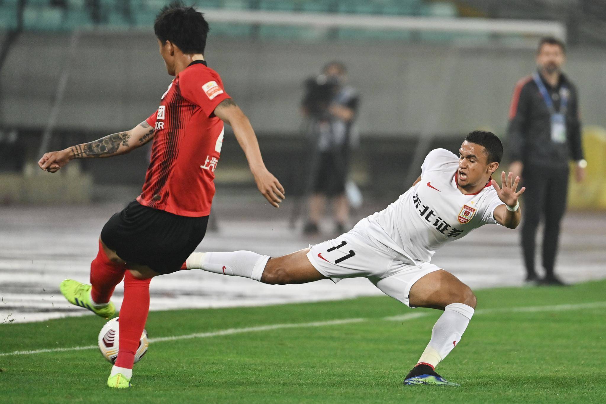 西南球队险胜晋级,展现强者风范 西南球队险胜晋级,展现强者风范