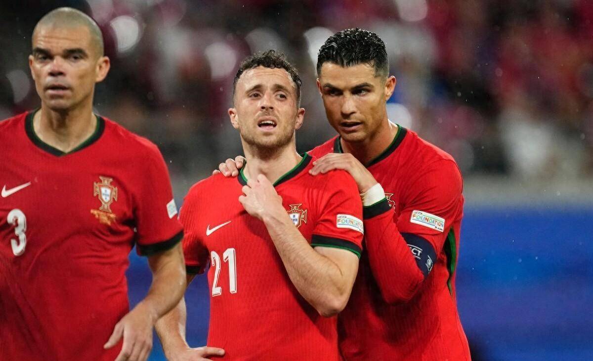 葡萄牙队在比赛中轻松战胜对手,领先积分榜 葡萄牙队在比赛中轻松战胜对手,领先积分榜