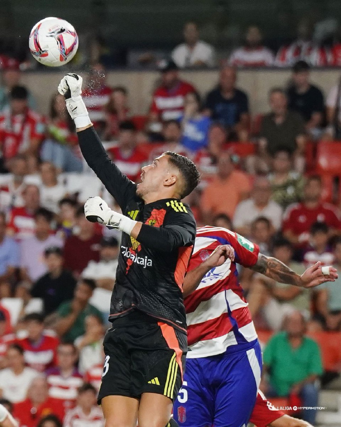 格拉纳达门将连续三场零封,被誉为最佳守门员 格拉纳达门将连续三场零封,被誉为最佳守门员