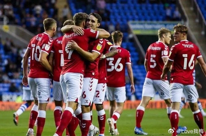 斯旺西前锋连续进球,球队稳步上升 斯旺西前锋连续进球,球队稳步上升