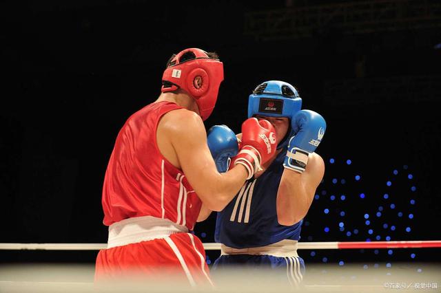 拳击搏斗比赛选手瞬间爆发,击倒对手 拳击搏斗比赛选手瞬间爆发,击倒对手