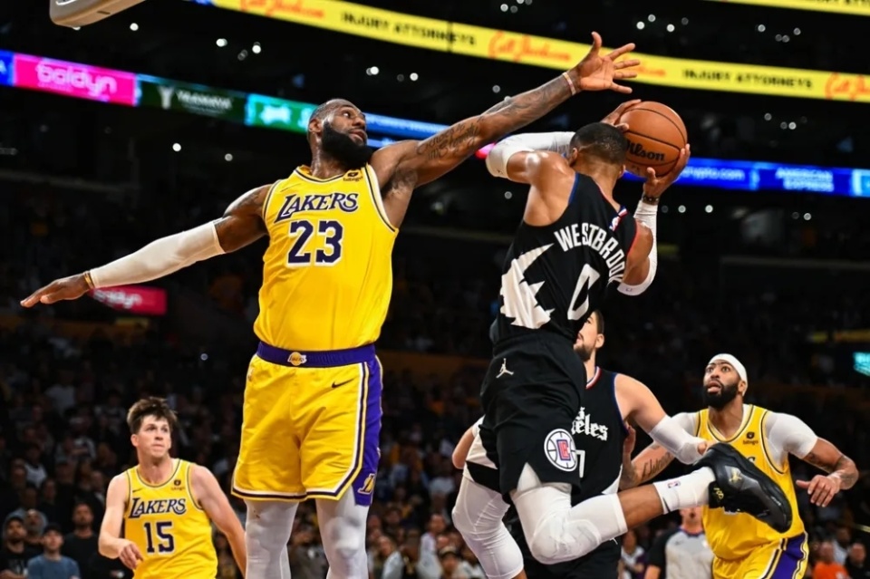 硬汉球员在比赛中展现出色防守 硬汉球员在比赛中展现出色防守