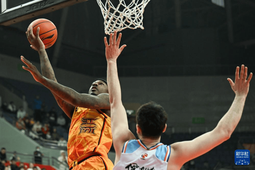 硬汉球员在比赛中展现出色防守 硬汉球员在比赛中展现出色防守