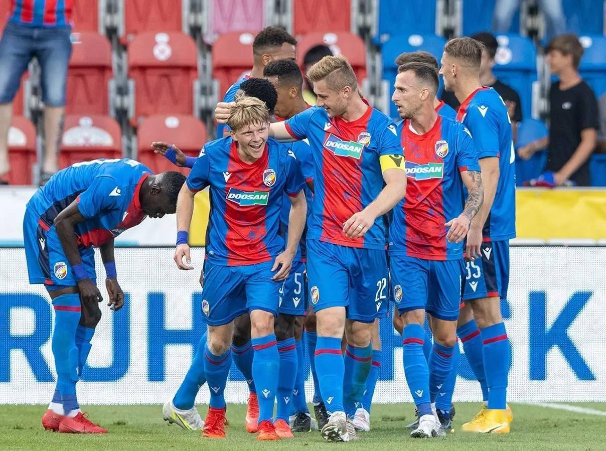 亚特兰大队在主场对佛罗伦萨展开角逐 亚特兰大队在主场对佛罗伦萨展开角逐