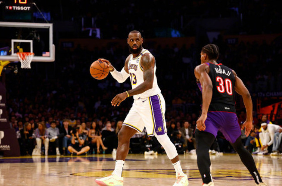 詹姆斯独得40+,湖人主场大胜 詹姆斯独得40+,湖人主场大胜