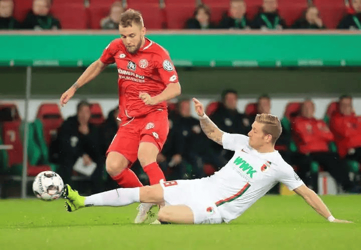 奥格斯堡球员众志成城,斩获多粒进球 奥格斯堡球员众志成城,斩获多粒进球