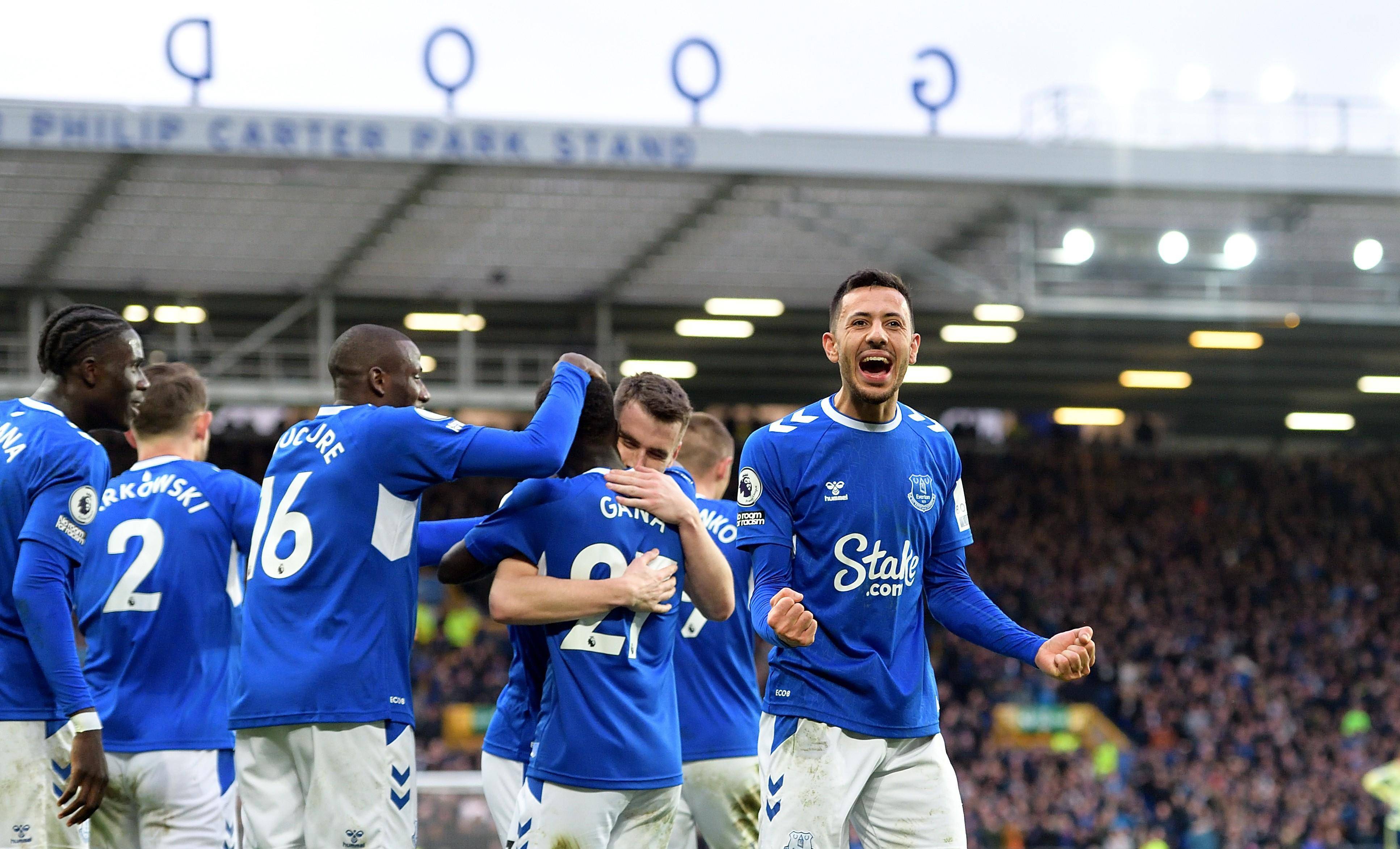 沙尔克04客场负于对手,保级形势严峻 沙尔克04客场负于对手,保级形势严峻