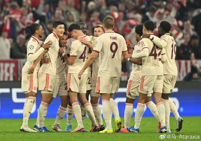 拜仁慕尼黑射手无私传球，帮助队友破门得分