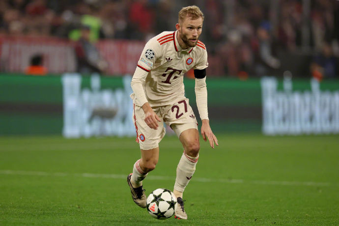 拜仁慕尼黑射手无私传球，帮助队友破门得分