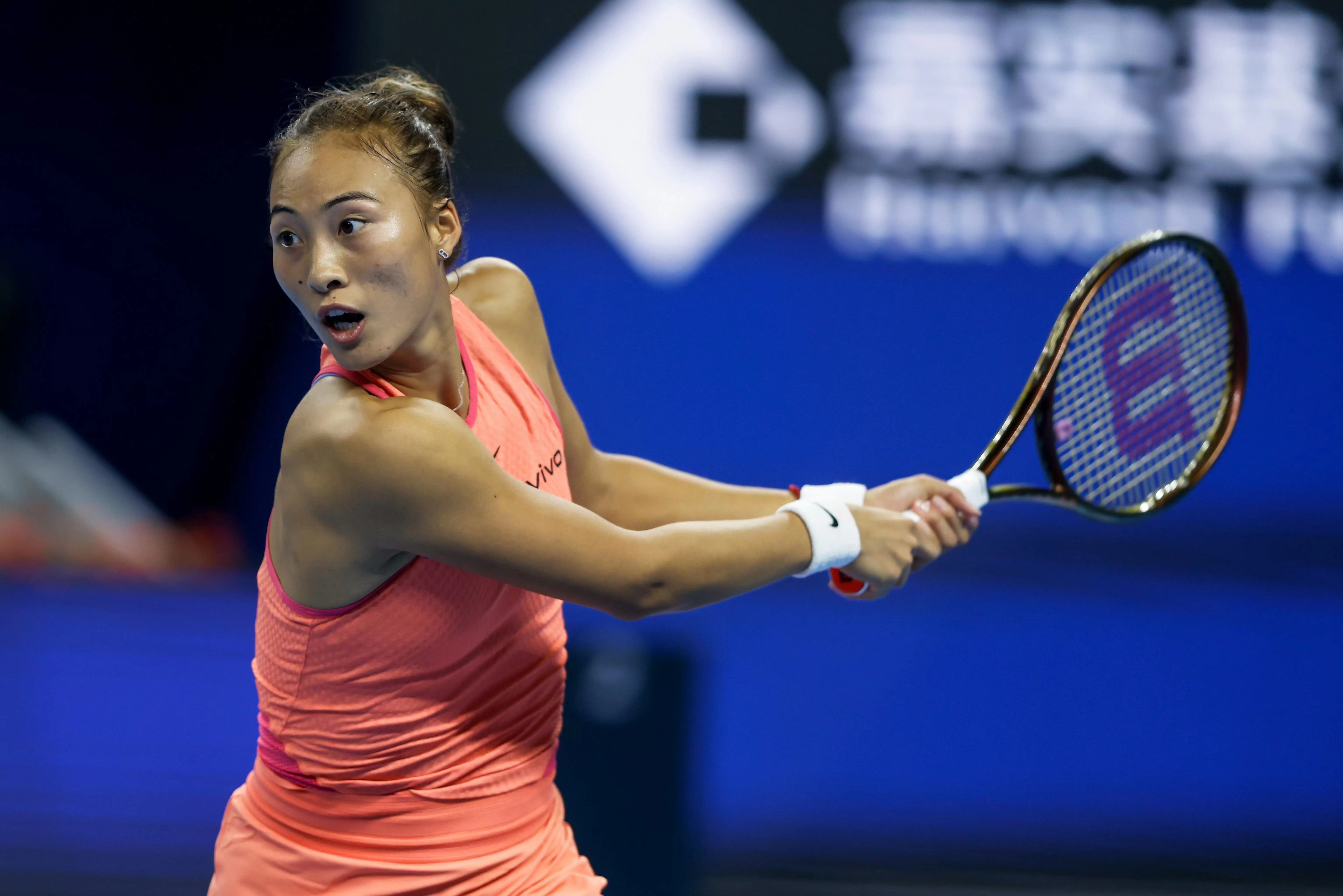 无可阻挡!女球员在比赛中展现实力,夺得胜利 无可阻挡!女球员在比赛中展现实力,夺得胜利