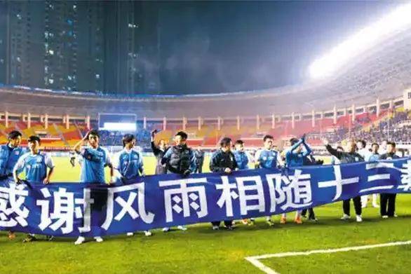 职业足球赛事火爆开打,球迷热情高涨 职业足球赛事火爆开打,球迷热情高涨