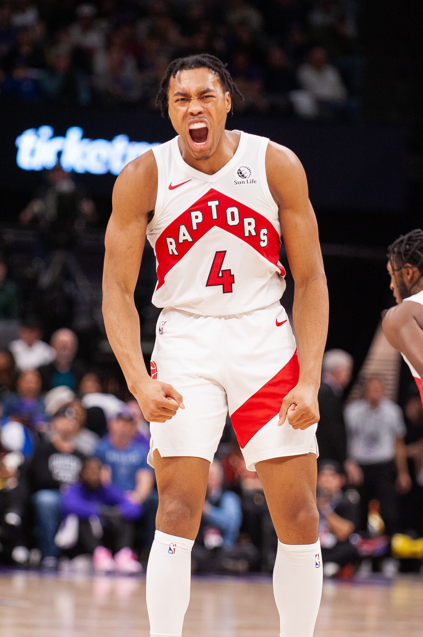 猛龙队全力拼搏,以微弱优势战胜对手 猛龙队全力拼搏,以微弱优势战胜对手