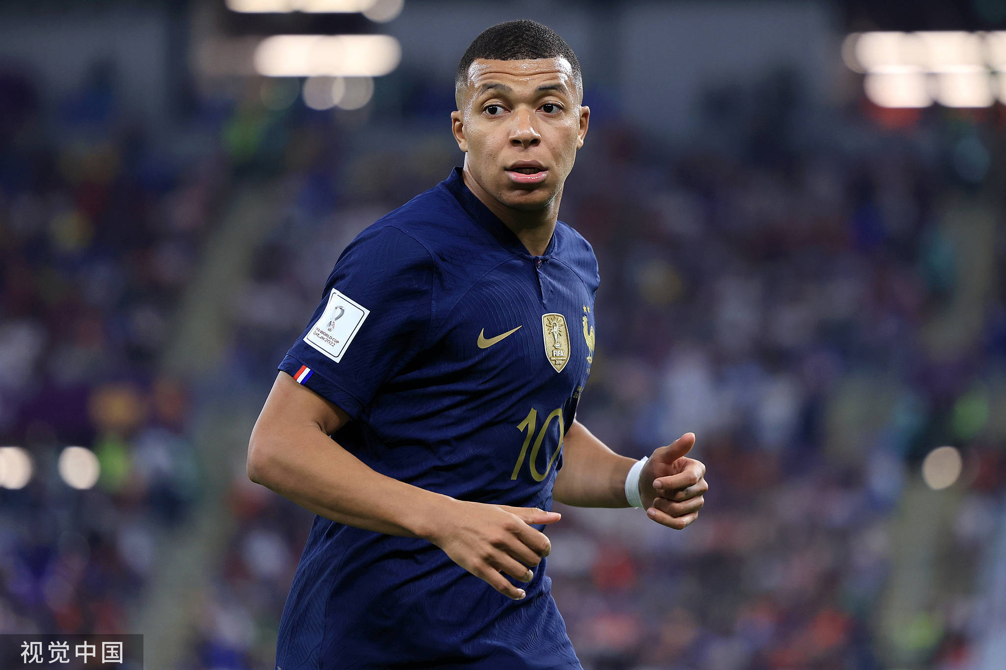 法国队轻松晋级,姆巴佩梅开二度 法国队轻松晋级,姆巴佩梅开二度