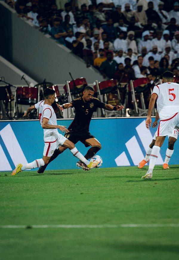 足球比赛中球员力压防守射入制胜球 足球比赛中球员力压防守射入制胜球