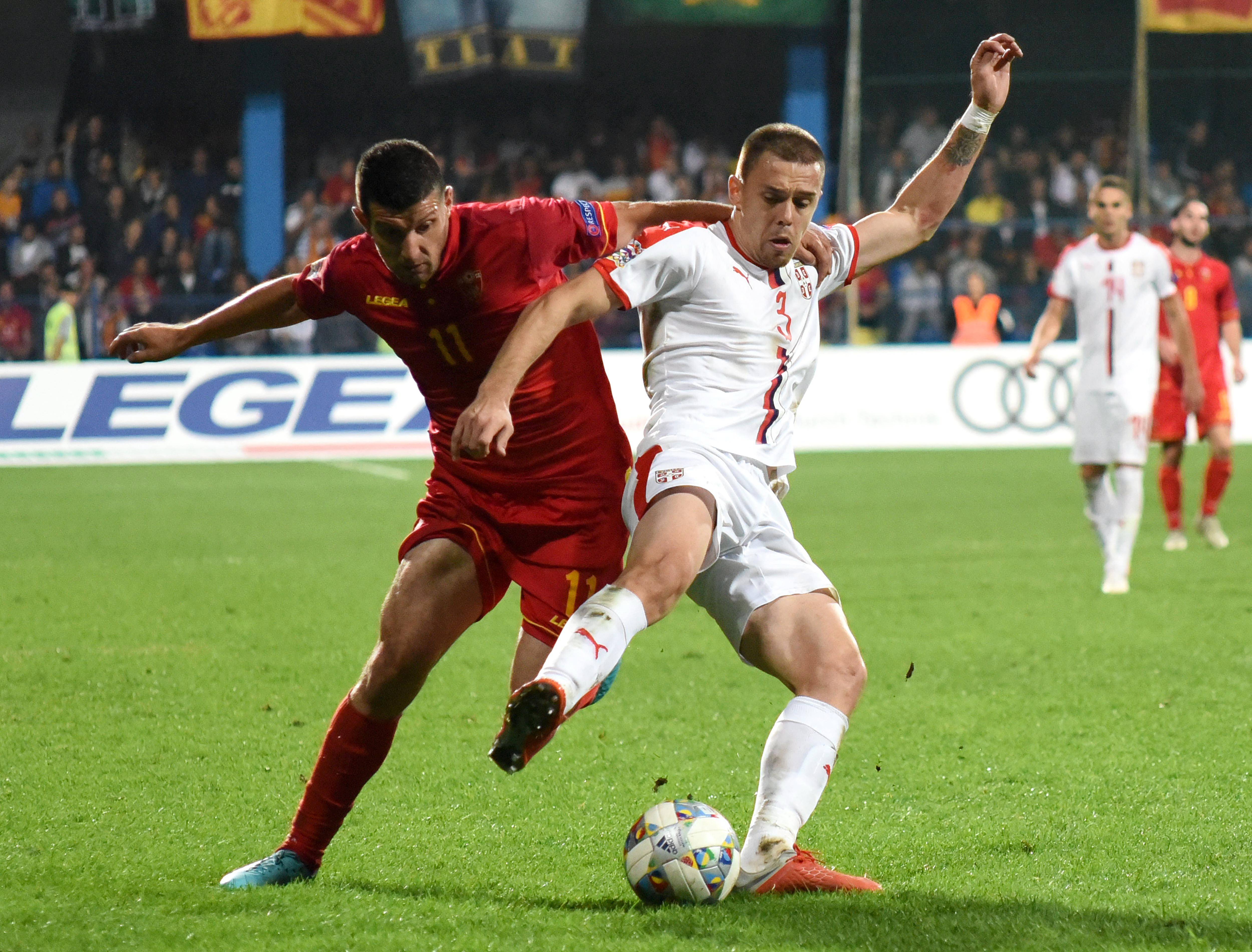 足球比赛中球员力压防守射入制胜球 足球比赛中球员力压防守射入制胜球