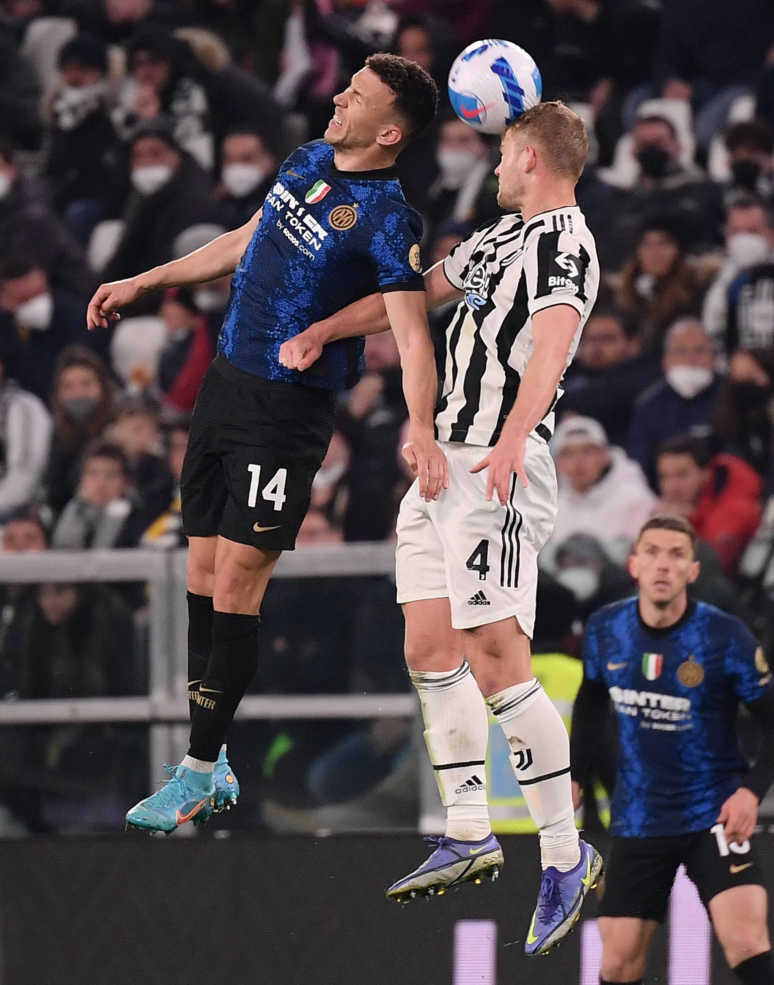 尤文图斯主场击败AC米兰,稳坐联赛榜首 尤文图斯主场击败AC米兰,稳坐联赛榜首