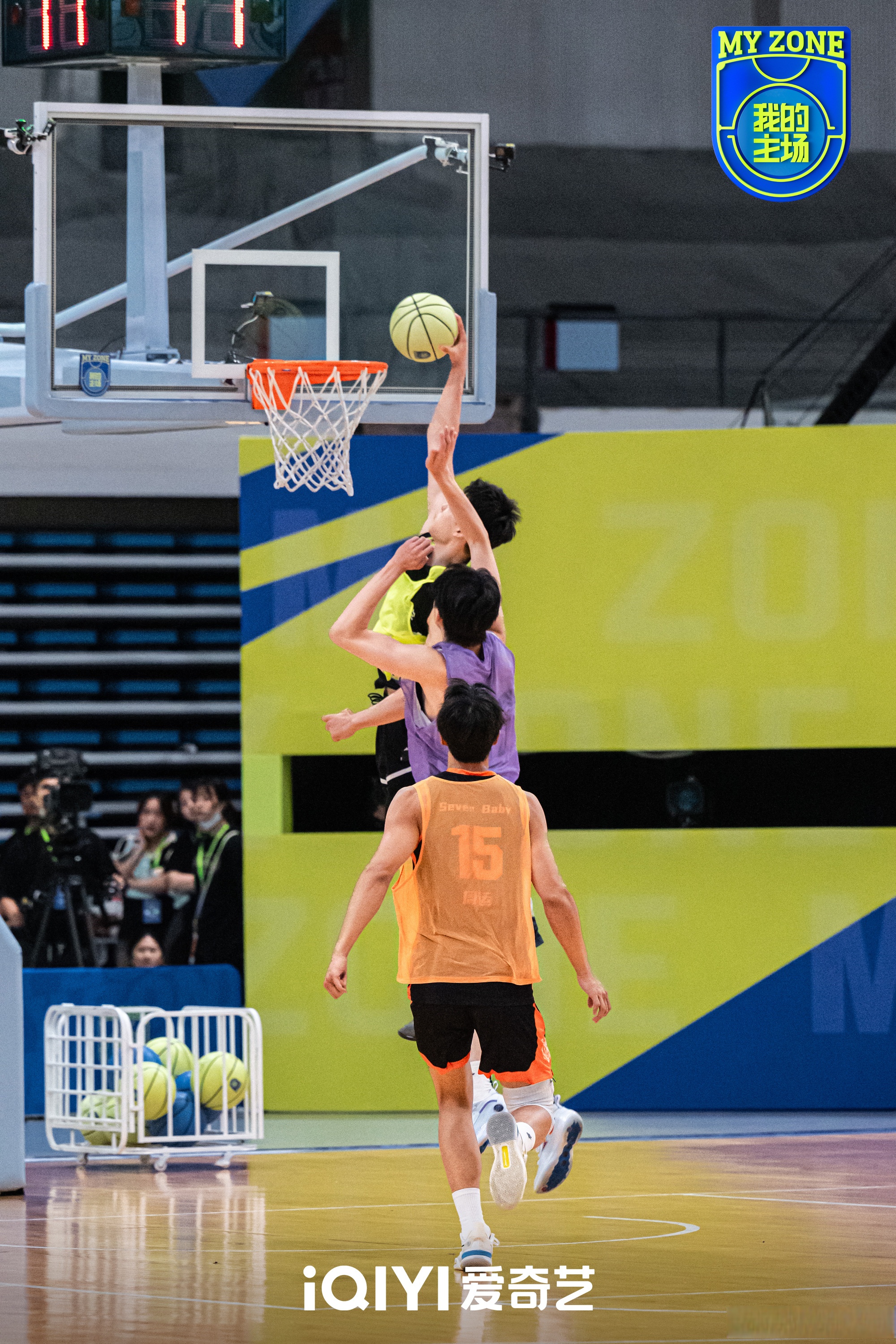 篮球比赛彰显激烈竞争,坚决决胜负 篮球比赛彰显激烈竞争,坚决决胜负