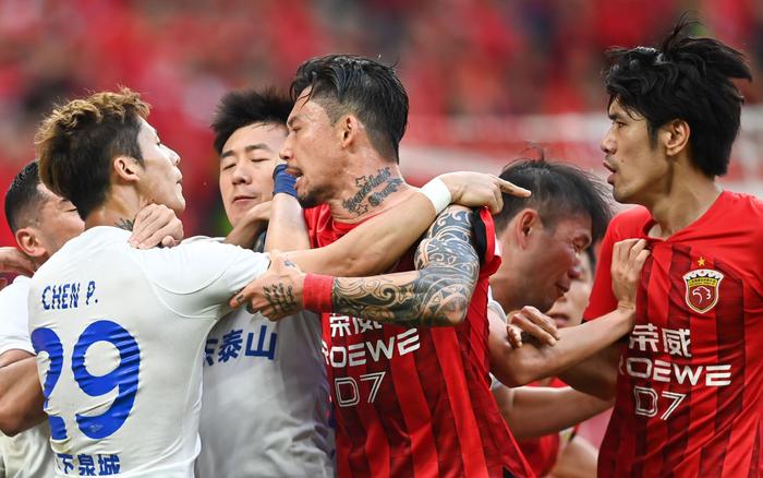 足球比赛中的赛场纷争 足球比赛中的赛场纷争