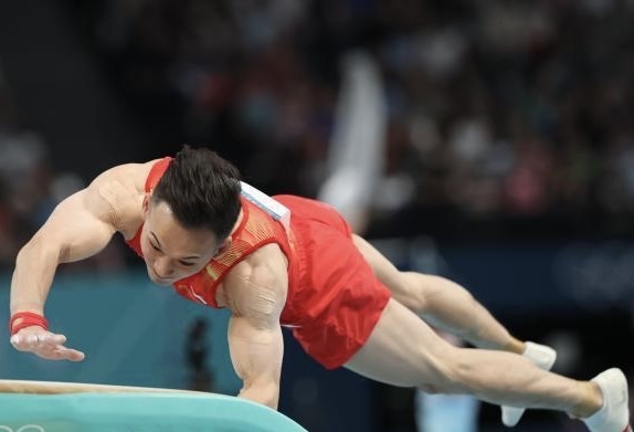 体操团体在比赛中发挥团队力量获胜 体操团体在比赛中发挥团队力量获胜