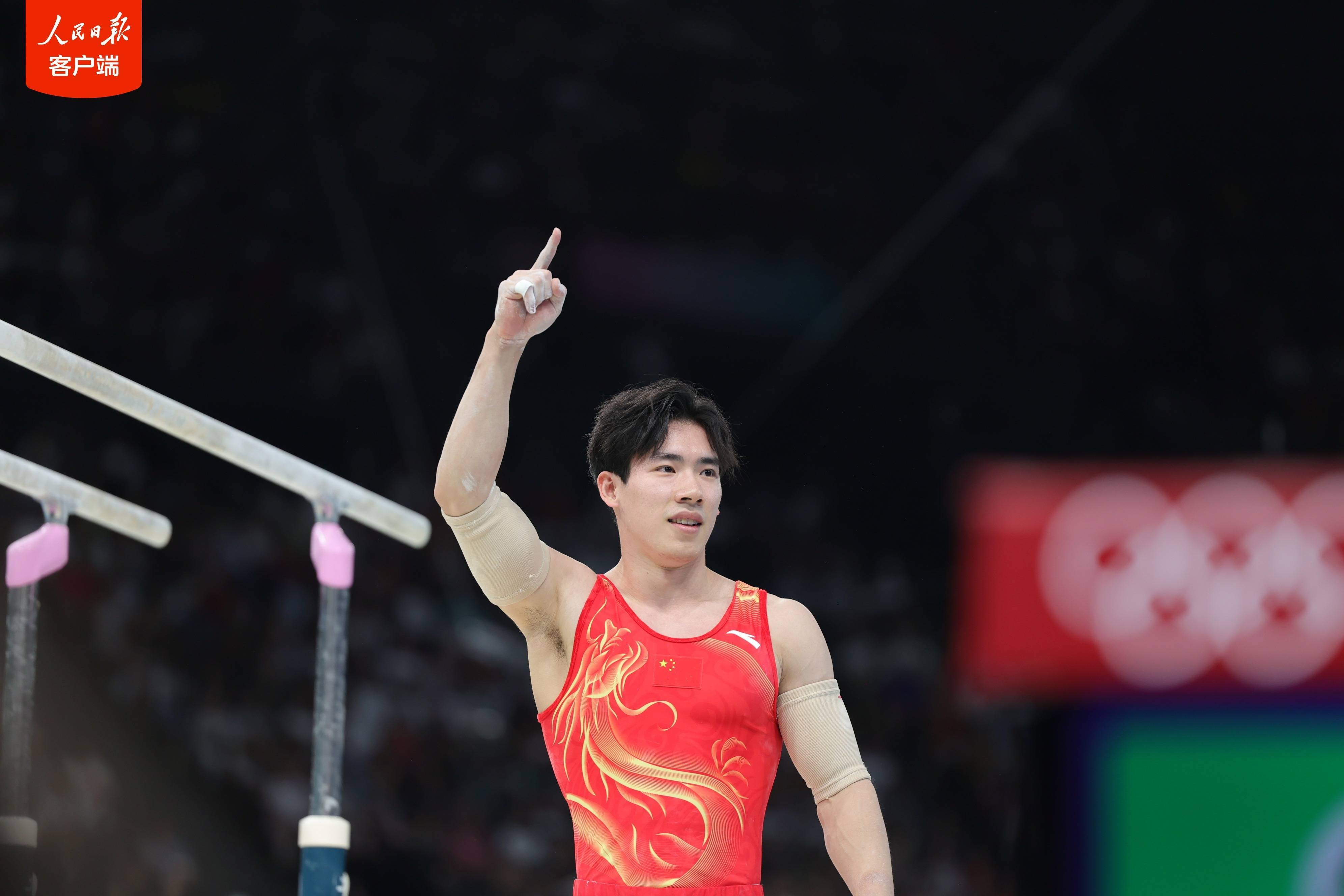 体操团体在比赛中发挥团队力量获胜 体操团体在比赛中发挥团队力量获胜