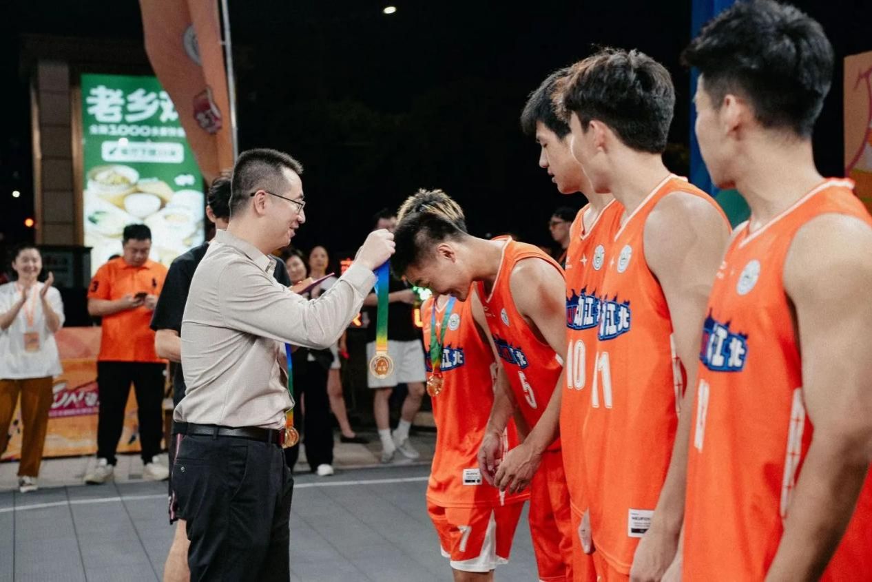 球队勇夺冠军,故事感人至深 球队勇夺冠军,故事感人至深