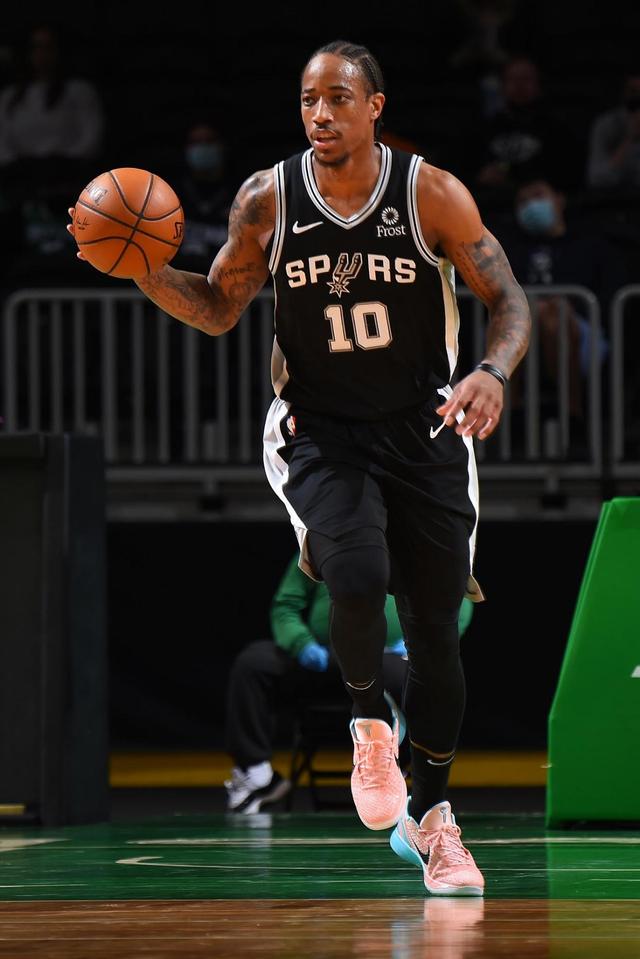 酋长负于马刺,吉尔伯特超常表现未能改运 酋长负于马刺,吉尔伯特超常表现未能改运