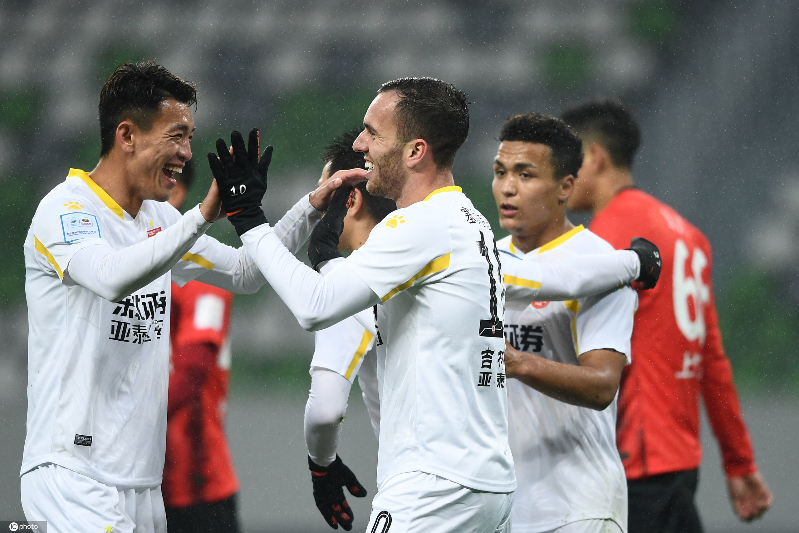 上港全胜亚泰,稳固次席位置 上港全胜亚泰,稳固次席位置