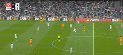 奴瓦卢在比赛中凭借头球攻破对方大门 奴瓦卢在比赛中凭借头球攻破对方大门