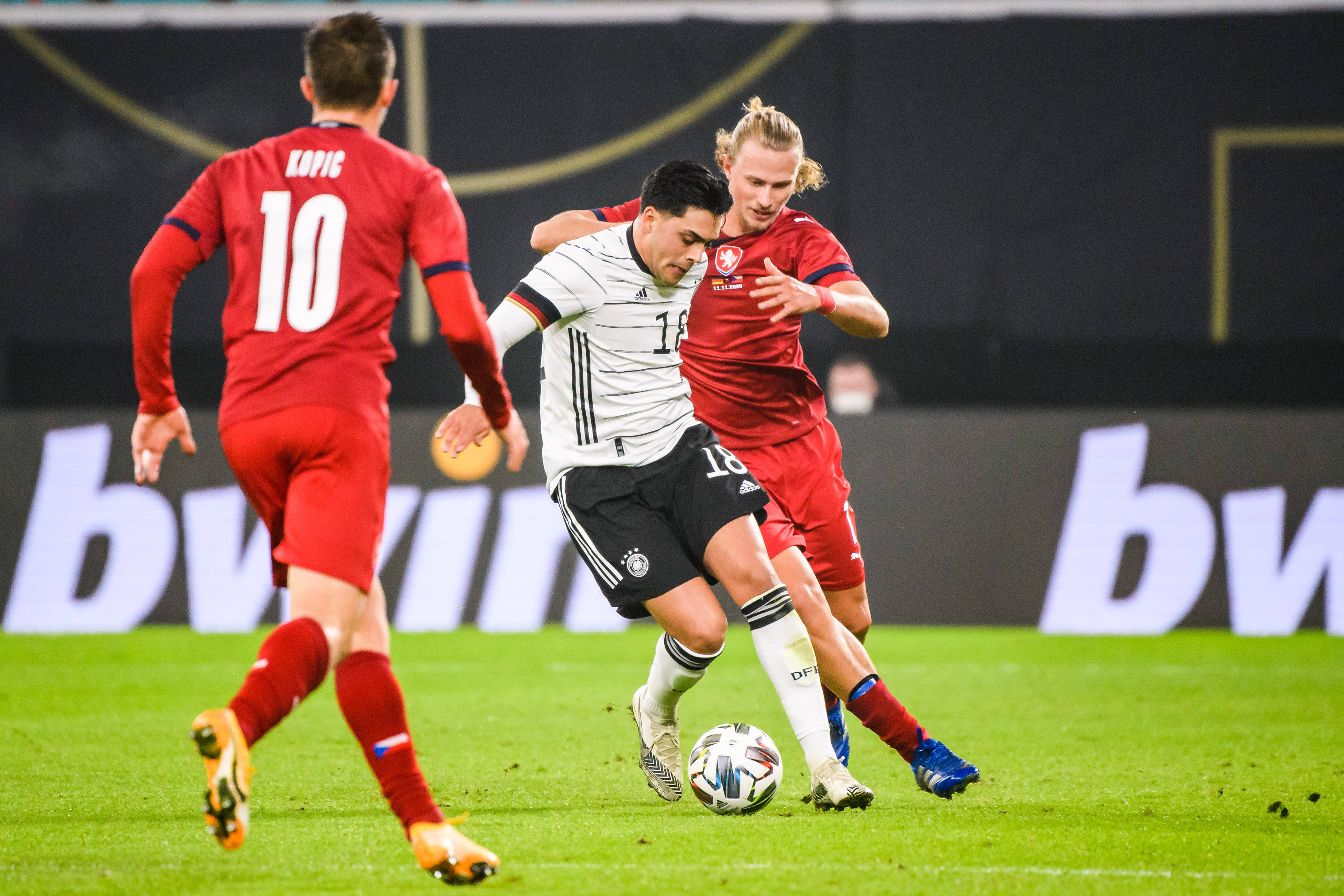 国际足球大赛场面火爆,球员全力拼搏争夺最后胜利 国际足球大赛场面火爆,球员全力拼搏争夺最后胜利