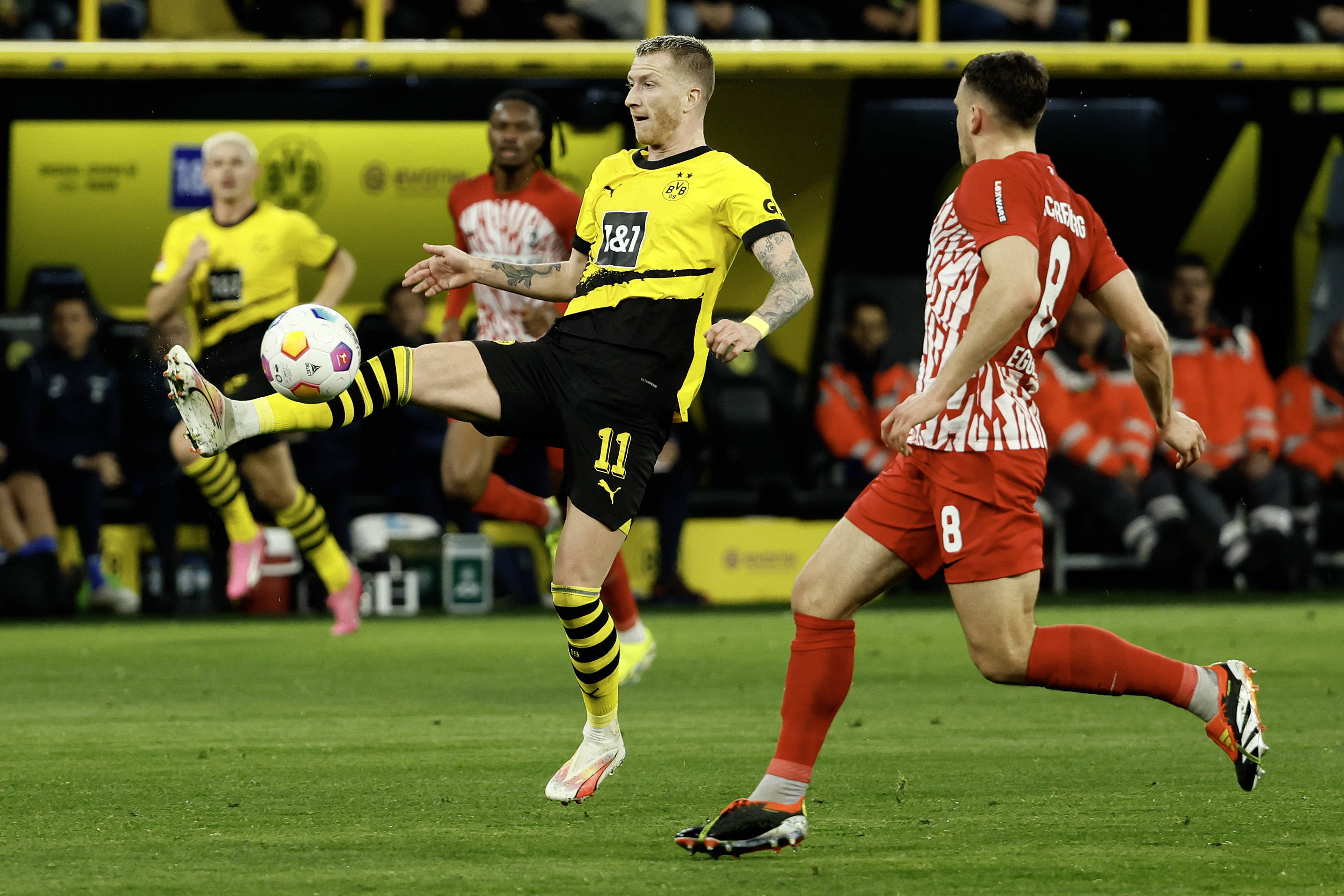 弗赖堡客场战胜对手,领跑积分榜 弗赖堡客场战胜对手,领跑积分榜