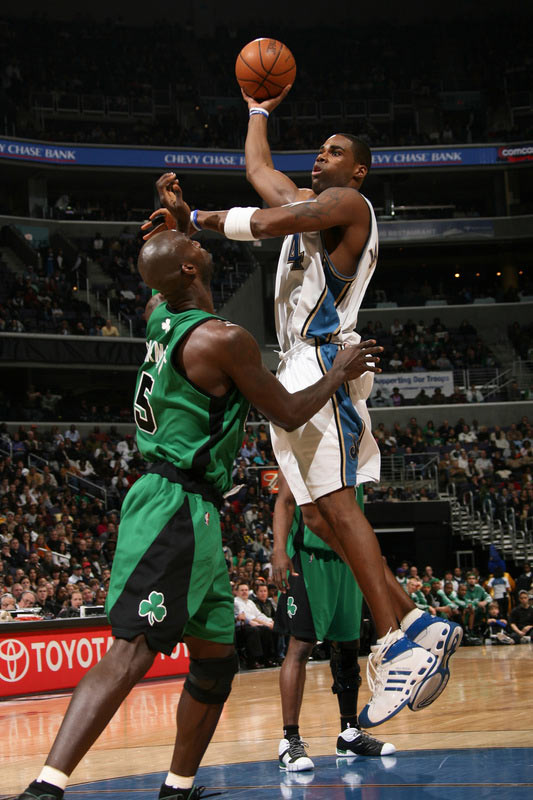 亚特兰大逆袭夏洛特,加内特出色发挥领衔全队 亚特兰大逆袭夏洛特,加内特出色发挥领衔全队