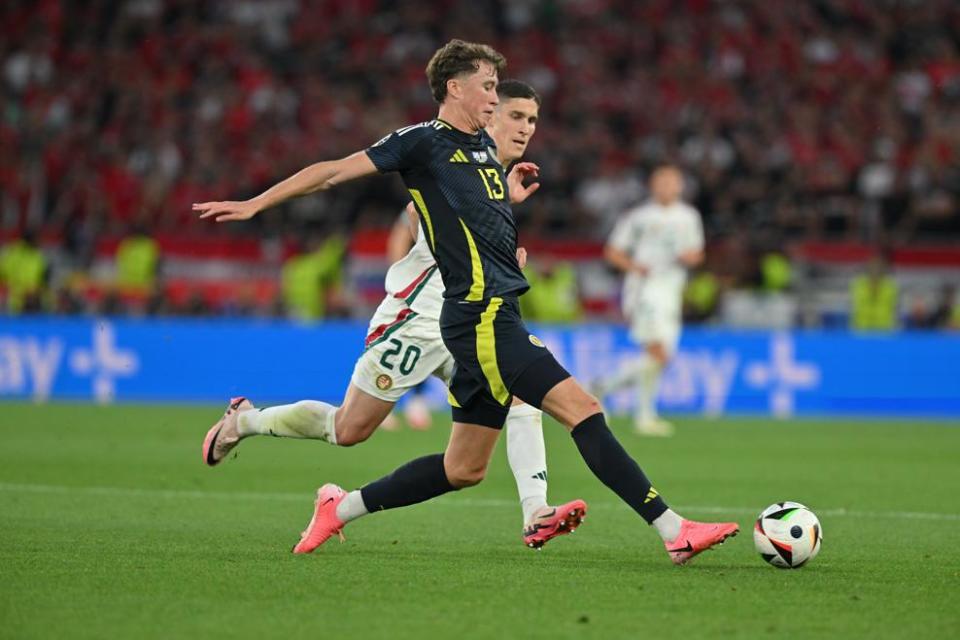 英格兰国家队在与匈牙利国家队的对决中占优 英格兰国家队在与匈牙利国家队的对决中占优