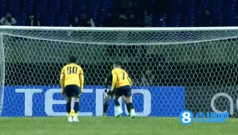 激烈比赛中球员追平比分,制造惊喜 激烈比赛中球员追平比分,制造惊喜