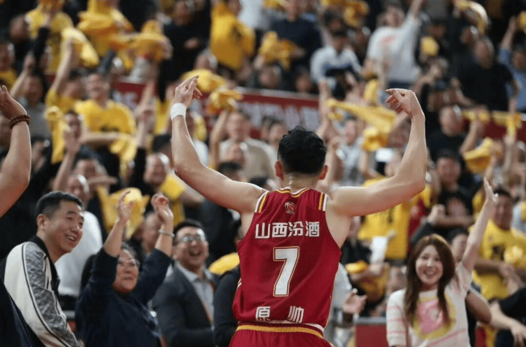 山西队在主场失利,球员们无奈叹息 山西队在主场失利,球员们无奈叹息