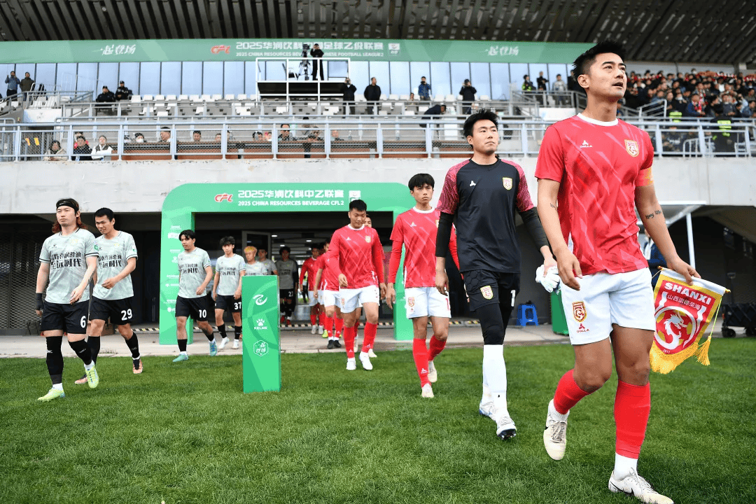 山西队在主场失利,球员们无奈叹息 山西队在主场失利,球员们无奈叹息