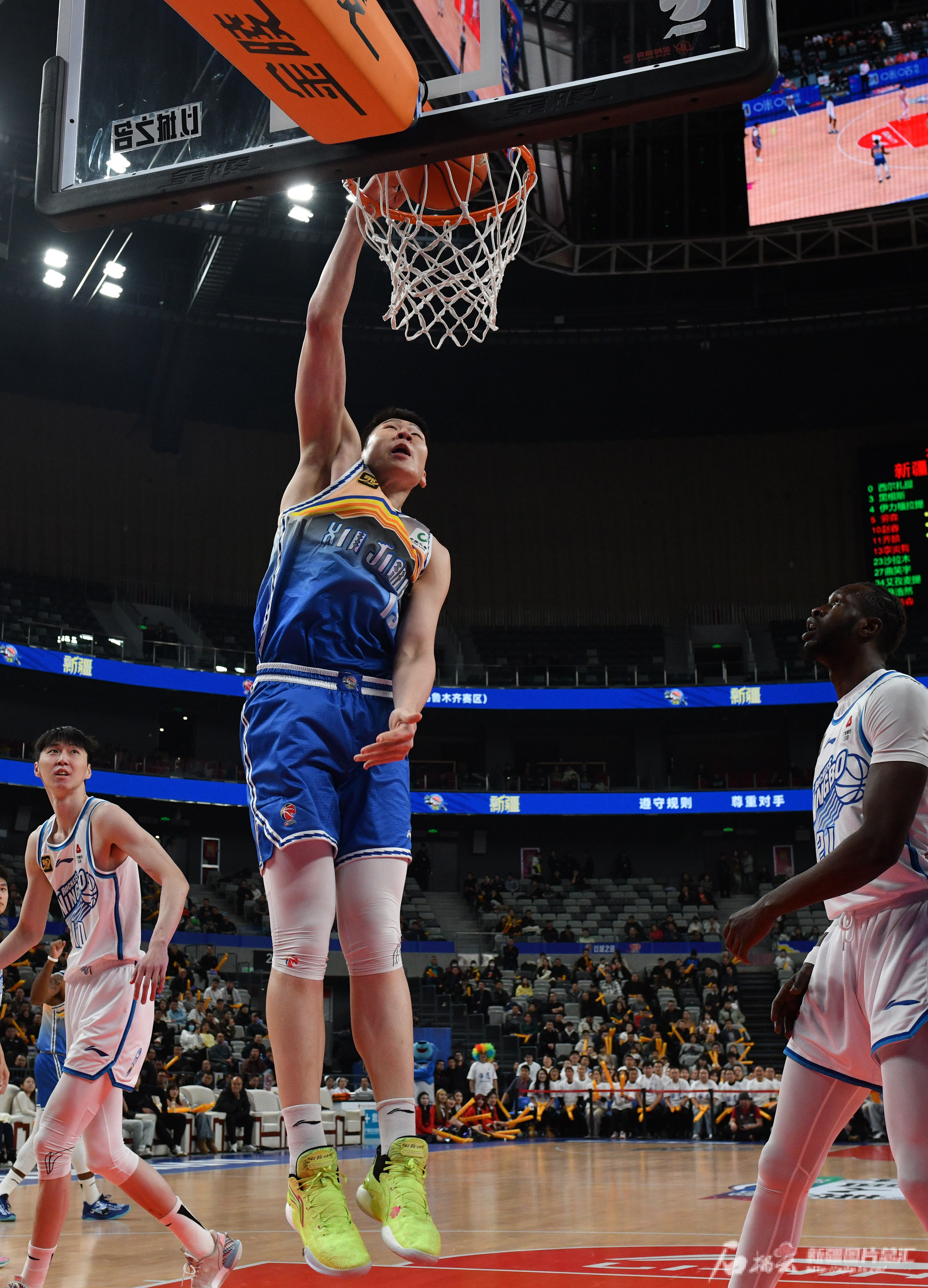 新疆男篮扩大领先优势,晋级四强 新疆男篮扩大领先优势,晋级四强