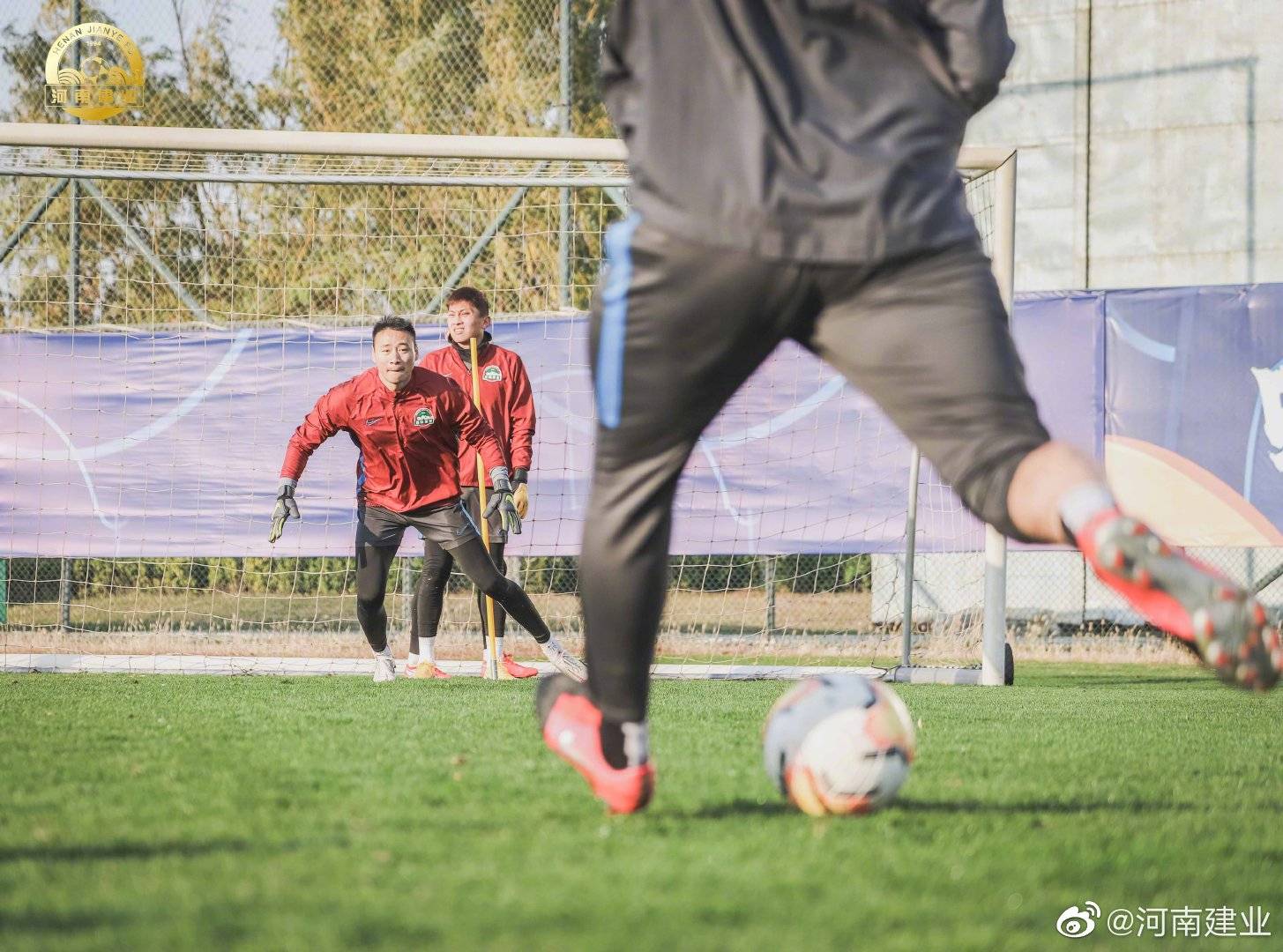 河南建业队主教练督导训练,调整战术 河南建业队主教练督导训练,调整战术