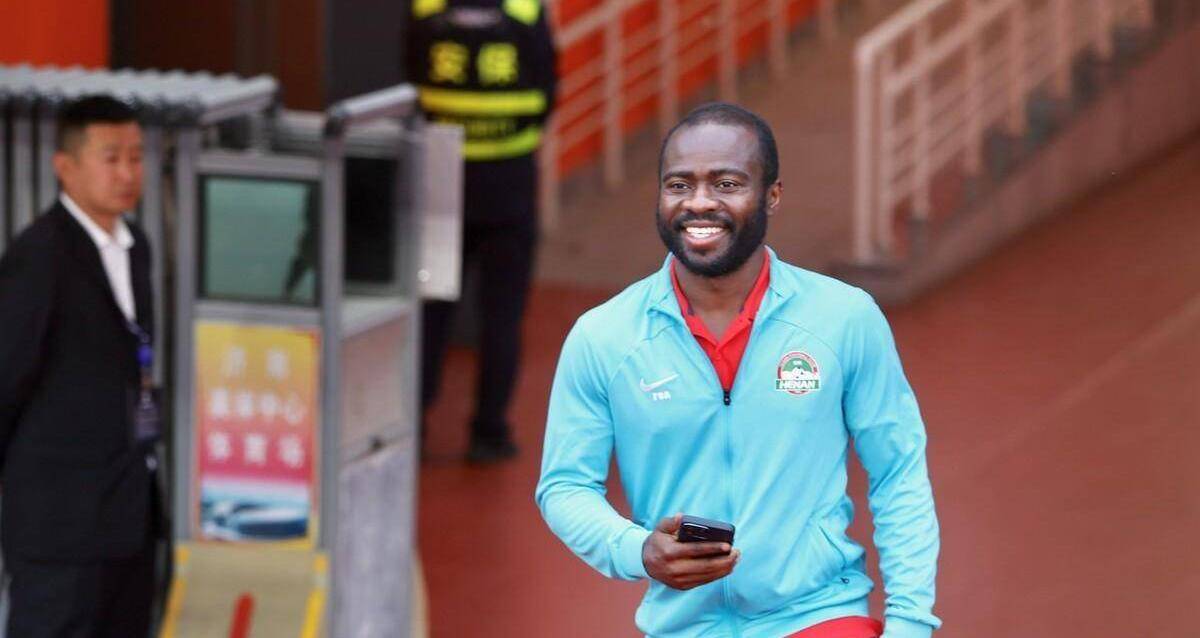 河南建业队主教练督导训练,调整战术 河南建业队主教练督导训练,调整战术