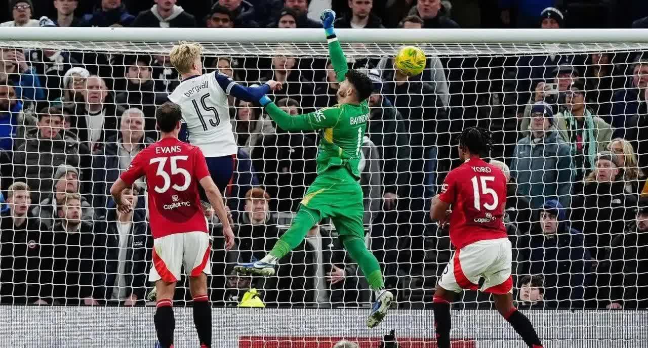 斯帕尔领先遭逆转,中场栏时射门被门将扑出 斯帕尔领先遭逆转,中场栏时射门被门将扑出