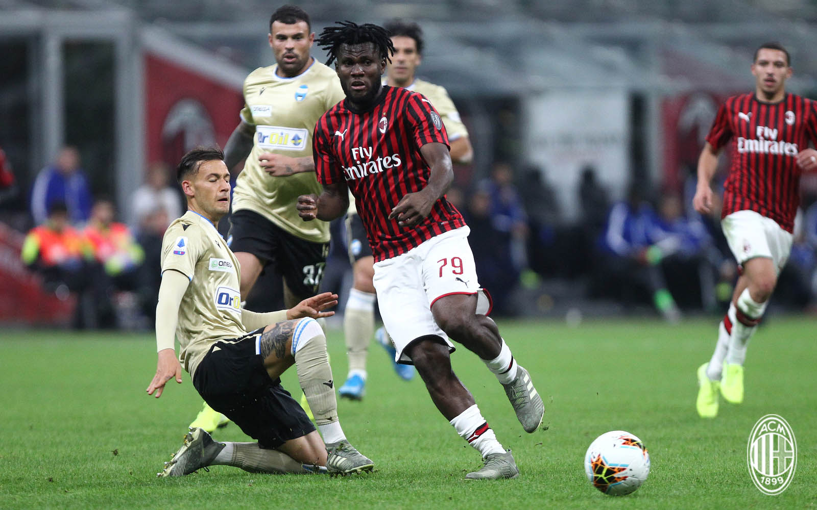 斯帕尔领先遭逆转,中场栏时射门被门将扑出 斯帕尔领先遭逆转,中场栏时射门被门将扑出